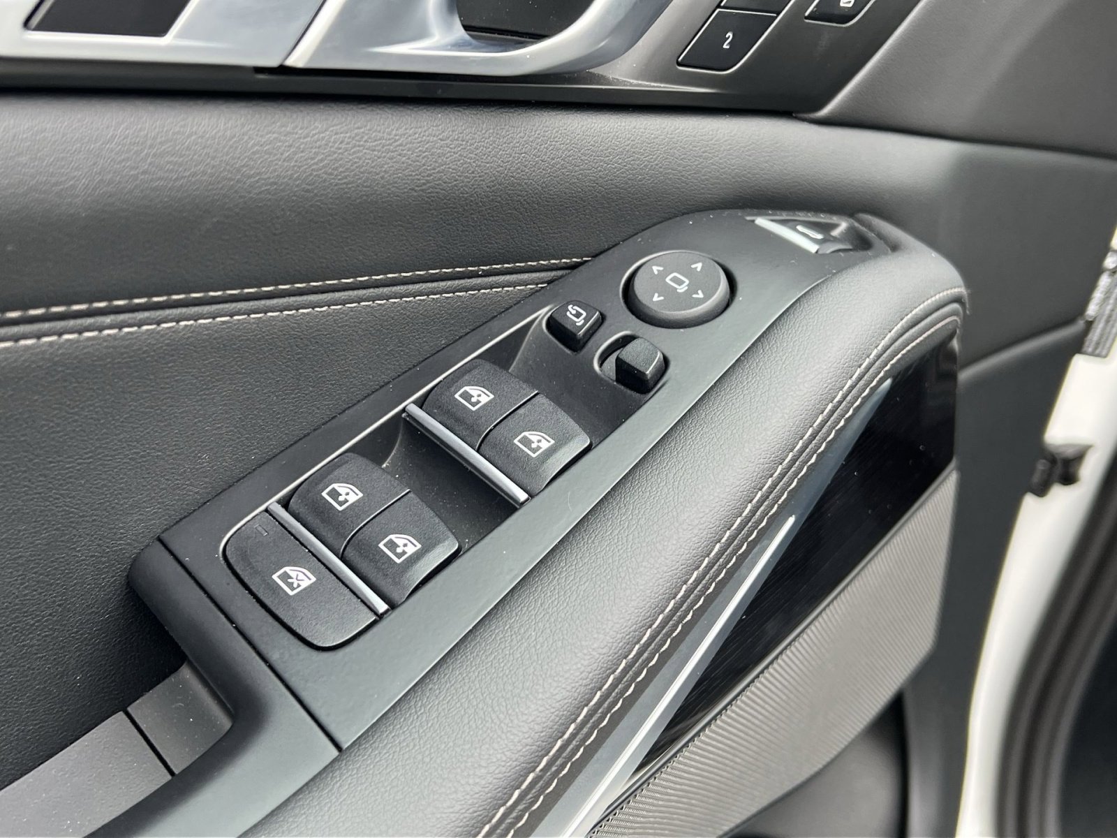 Used 2025 BMW X5 xDrive40i w/ M Sport Package image 12