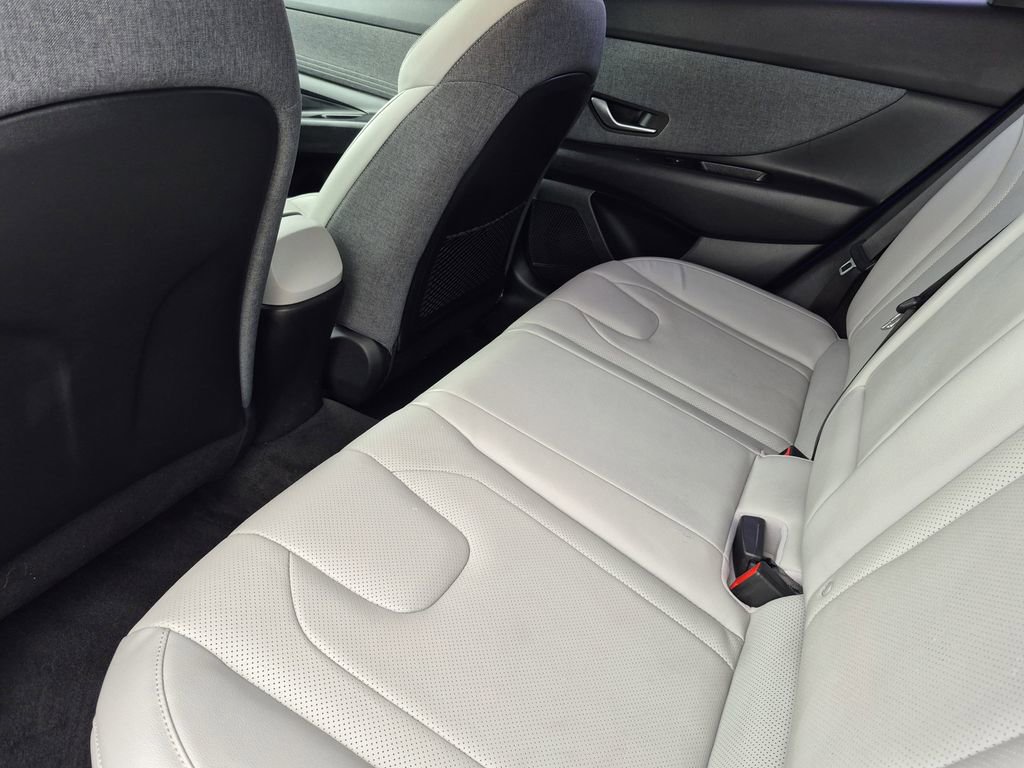 Used 2023 Hyundai Elantra Limited w/ Preferred Accessory Package FWD image 13