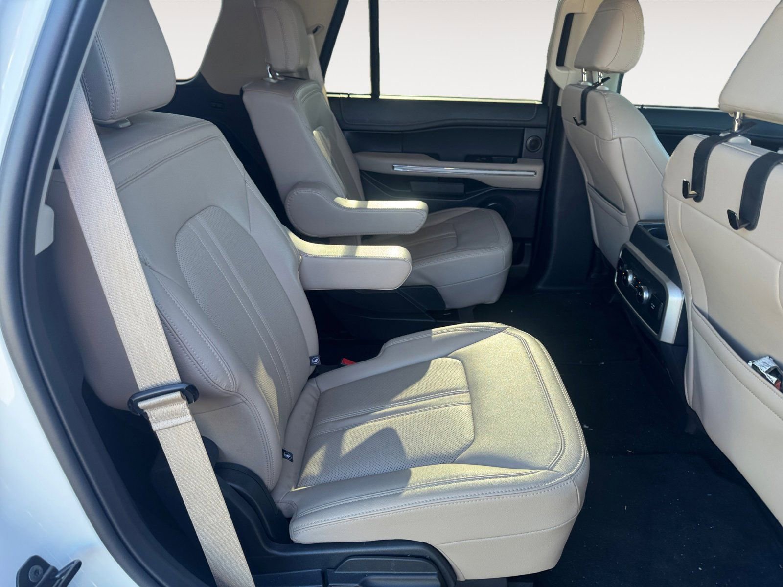 Used 2024 Ford Expedition Limited image 13