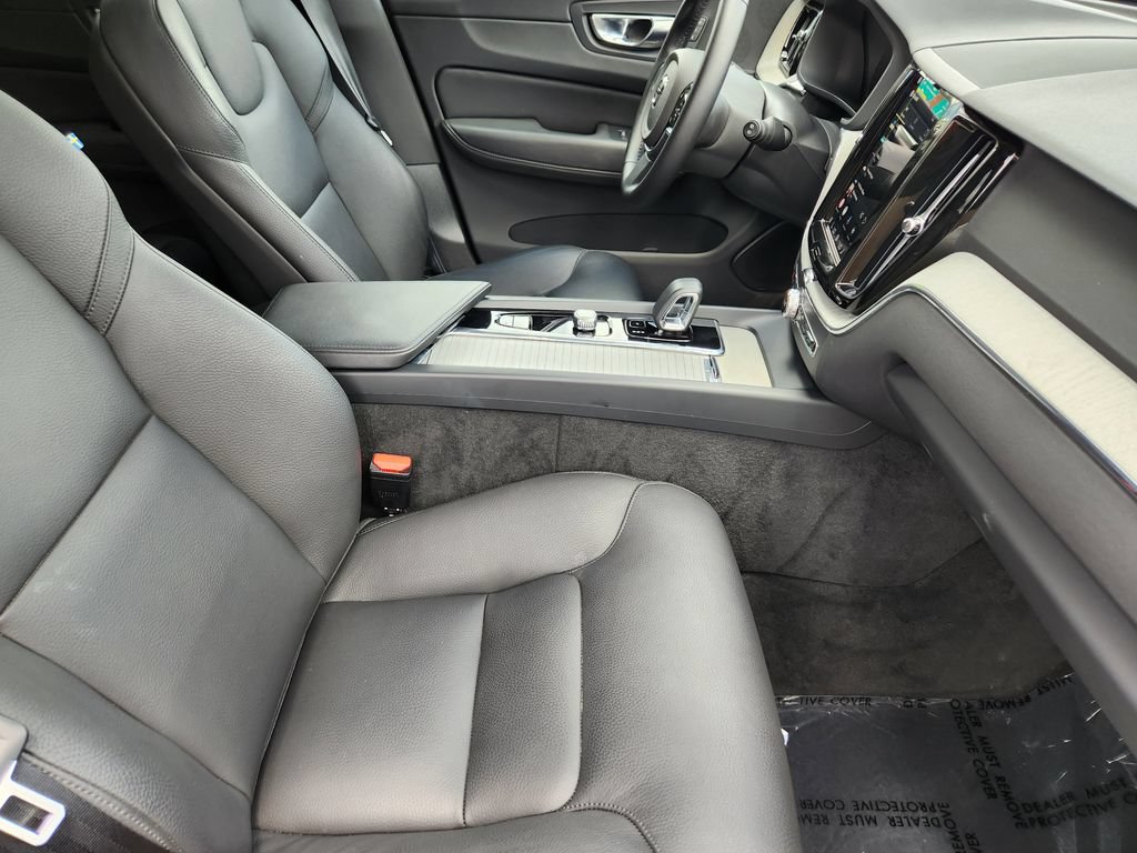 Used 2025 Volvo XC60 B5 Plus AWD/4WD image 5