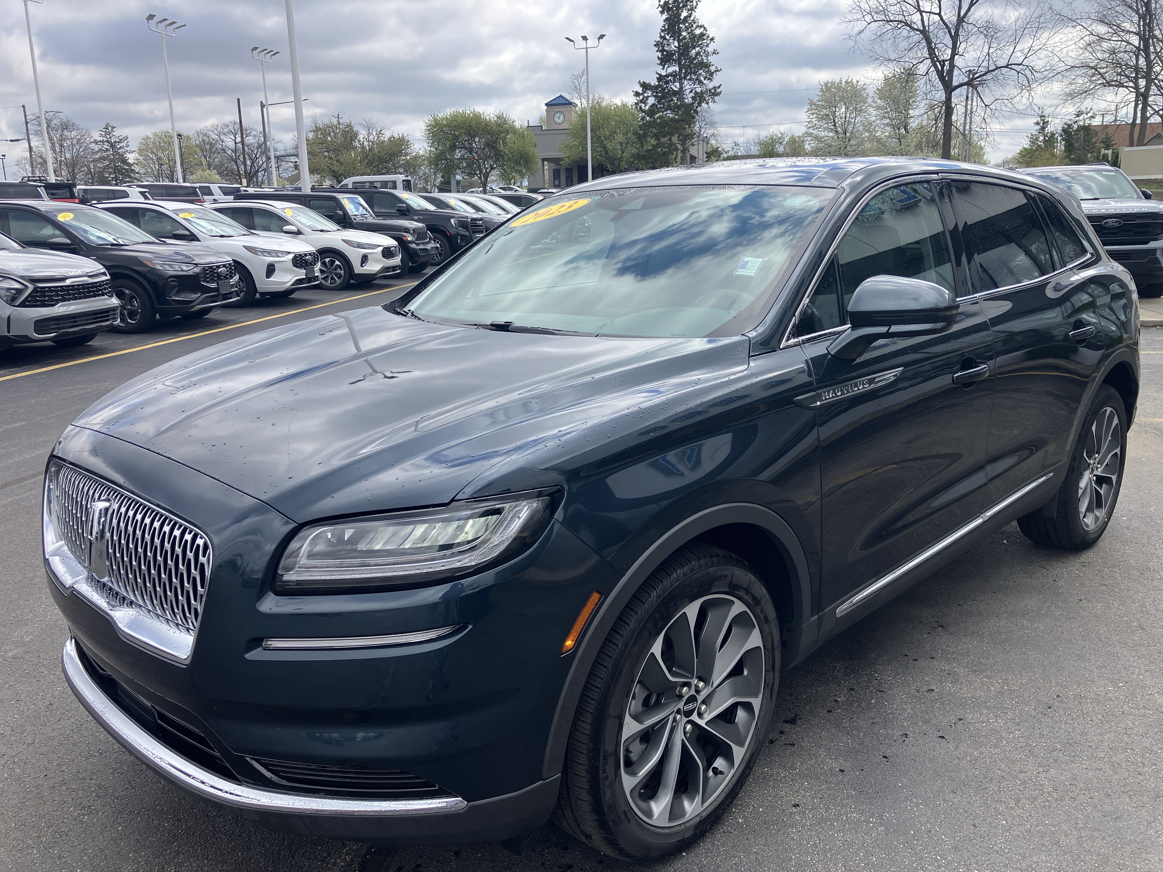 Used 2023 Lincoln Nautilus Reserve w/ Luxury Package image 3