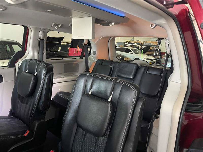 Used 2015 Chrysler Town & Country Touring-L w/ Driver Convenience Group FWD image 43