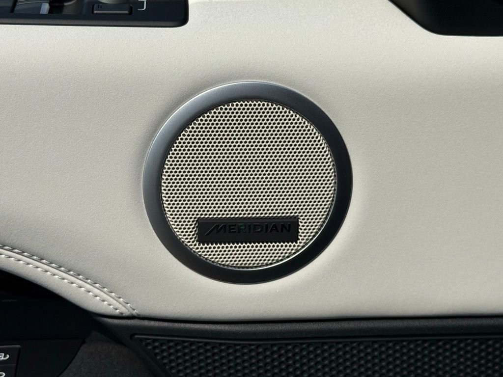 Certified 2025 Land Rover Discovery S image 14