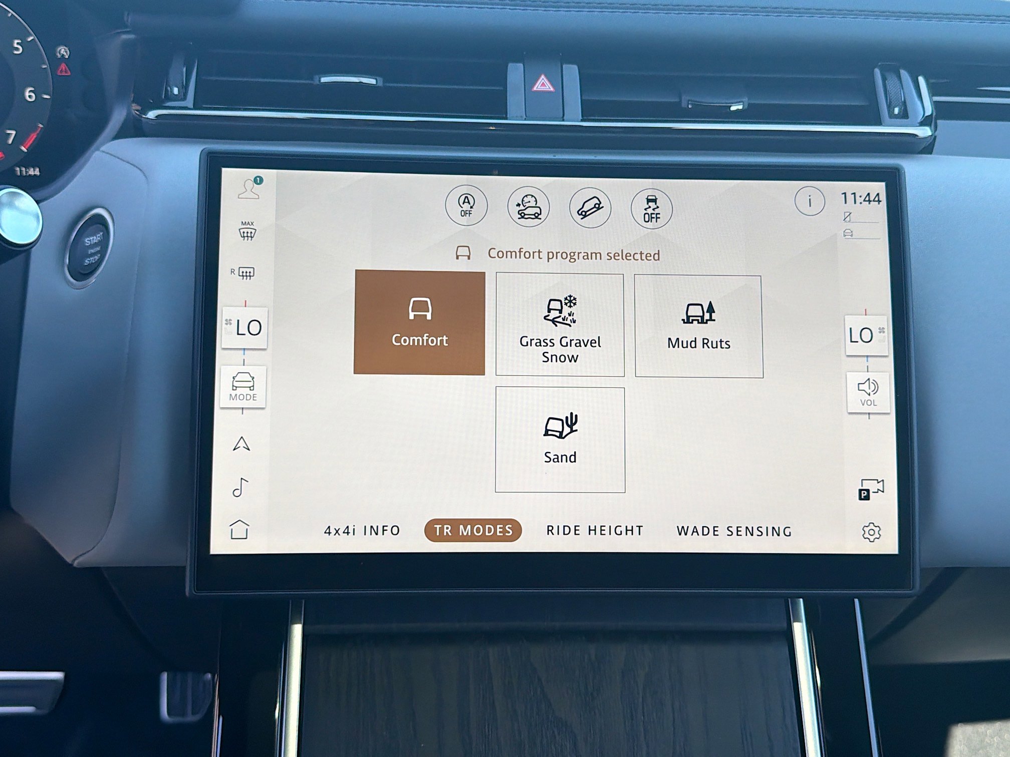 New 2026 Land Rover Range Rover Velar Dynamic SE image 29