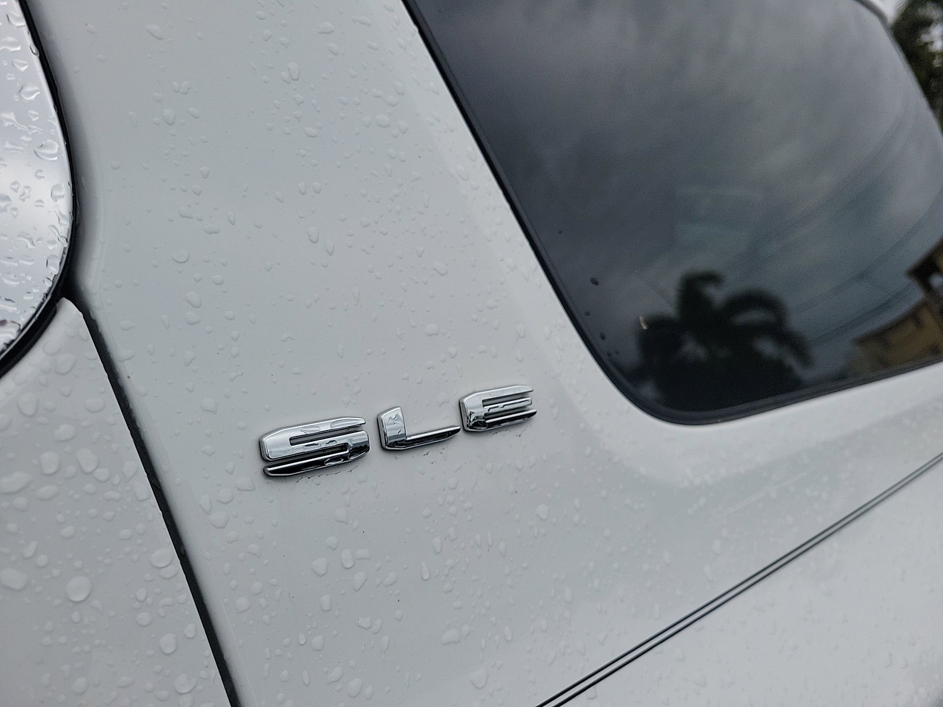 Used 2023 GMC Acadia SLE image 18