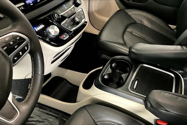 Used 2022 Chrysler Pacifica Touring-L image 16