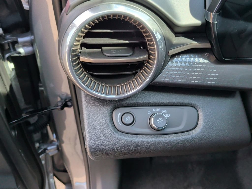 New 2026 Chevrolet Trax ACTIV w/ Sunroof Package FWD image 15