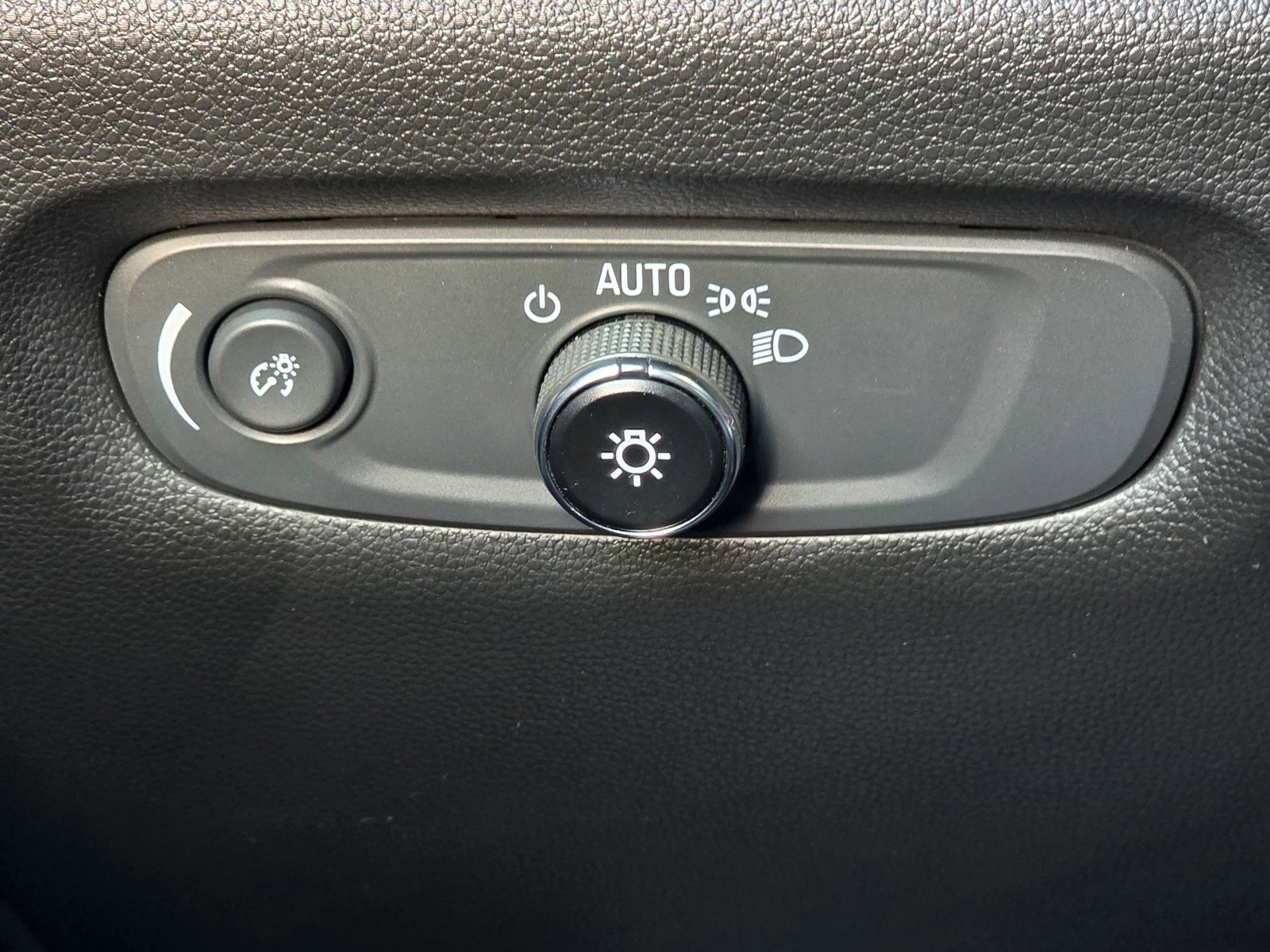 Used 2023 Chevrolet Traverse LT image 34