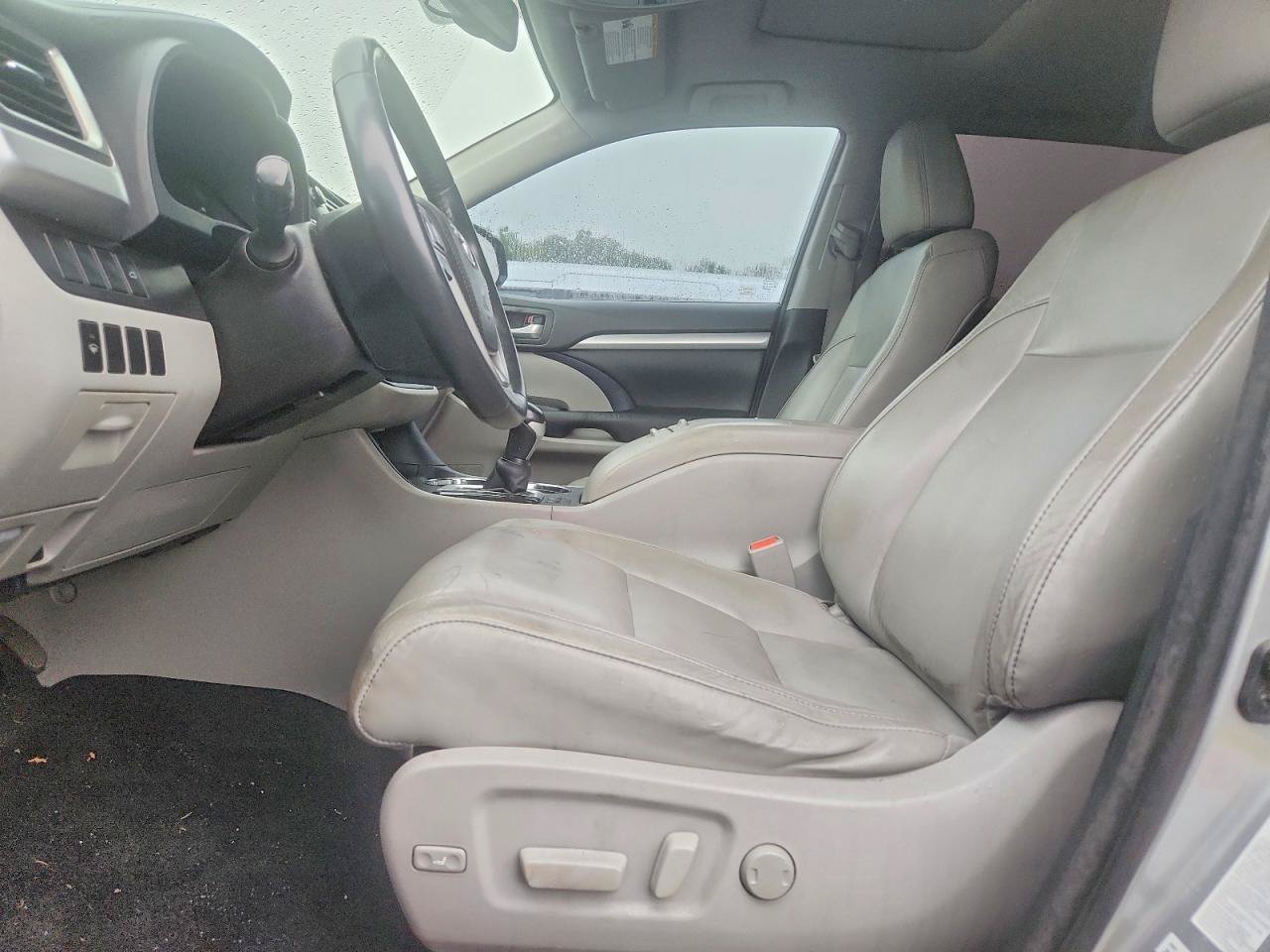 Used 2015 Toyota Highlander XLE AWD/4WD image 6
