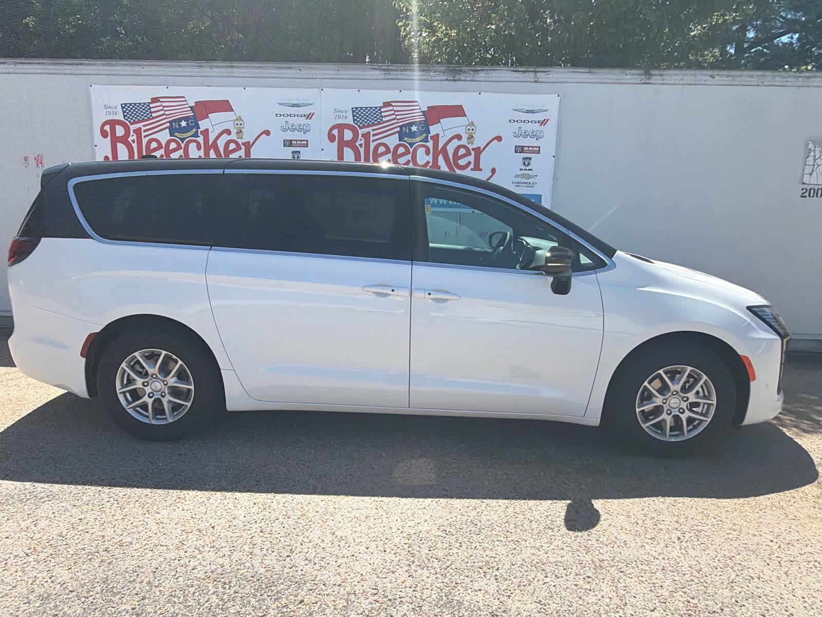 New 2027 Chrysler Pacifica Select FWD image 2