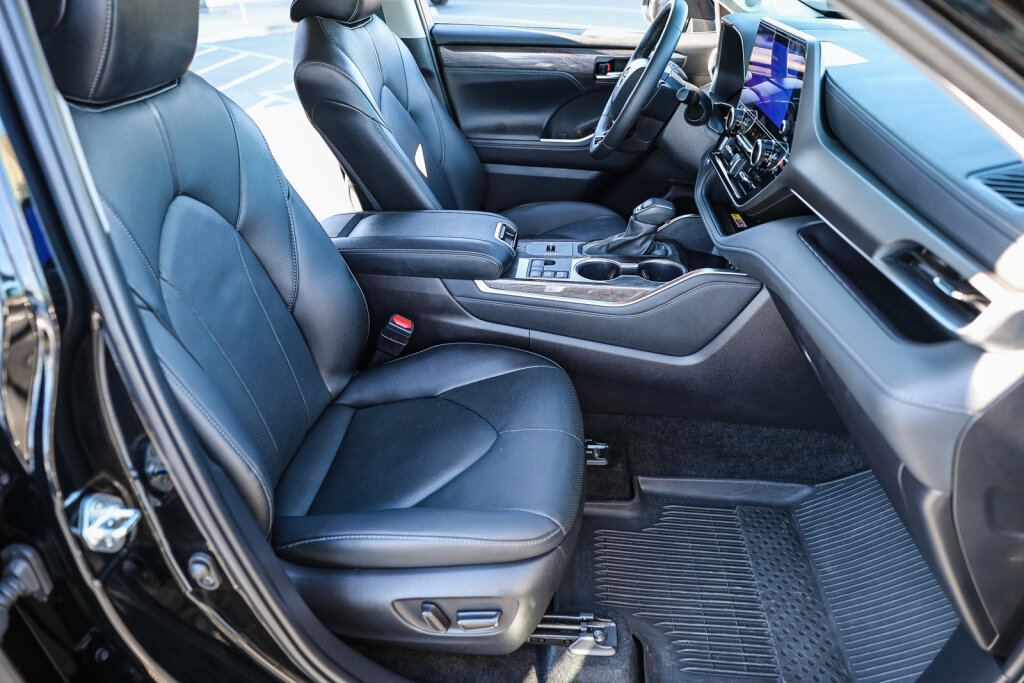 Certified 2025 Toyota Highlander Limited image 8