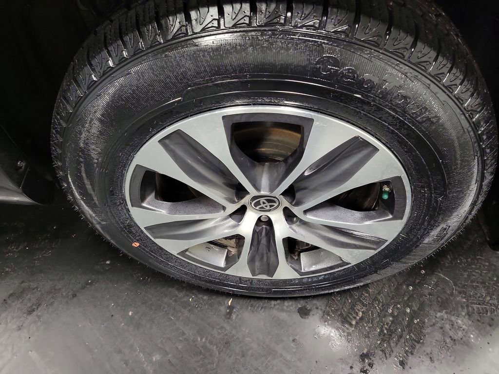 Used 2024 Toyota Highlander XLE image 10