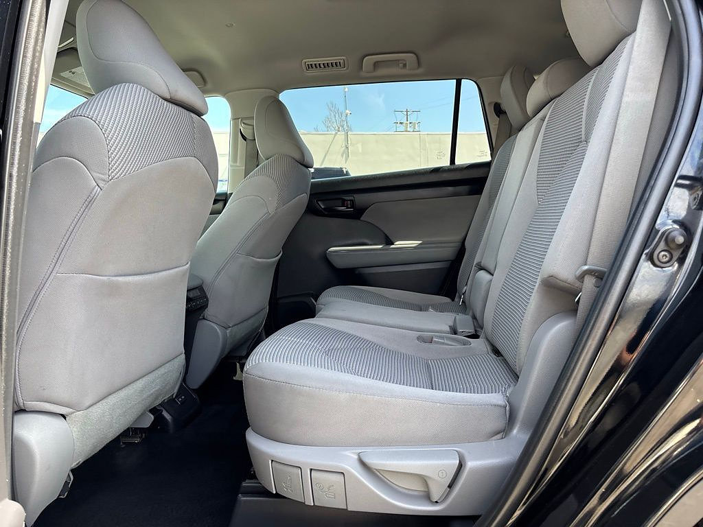 Used 2023 Toyota Highlander L FWD image 13