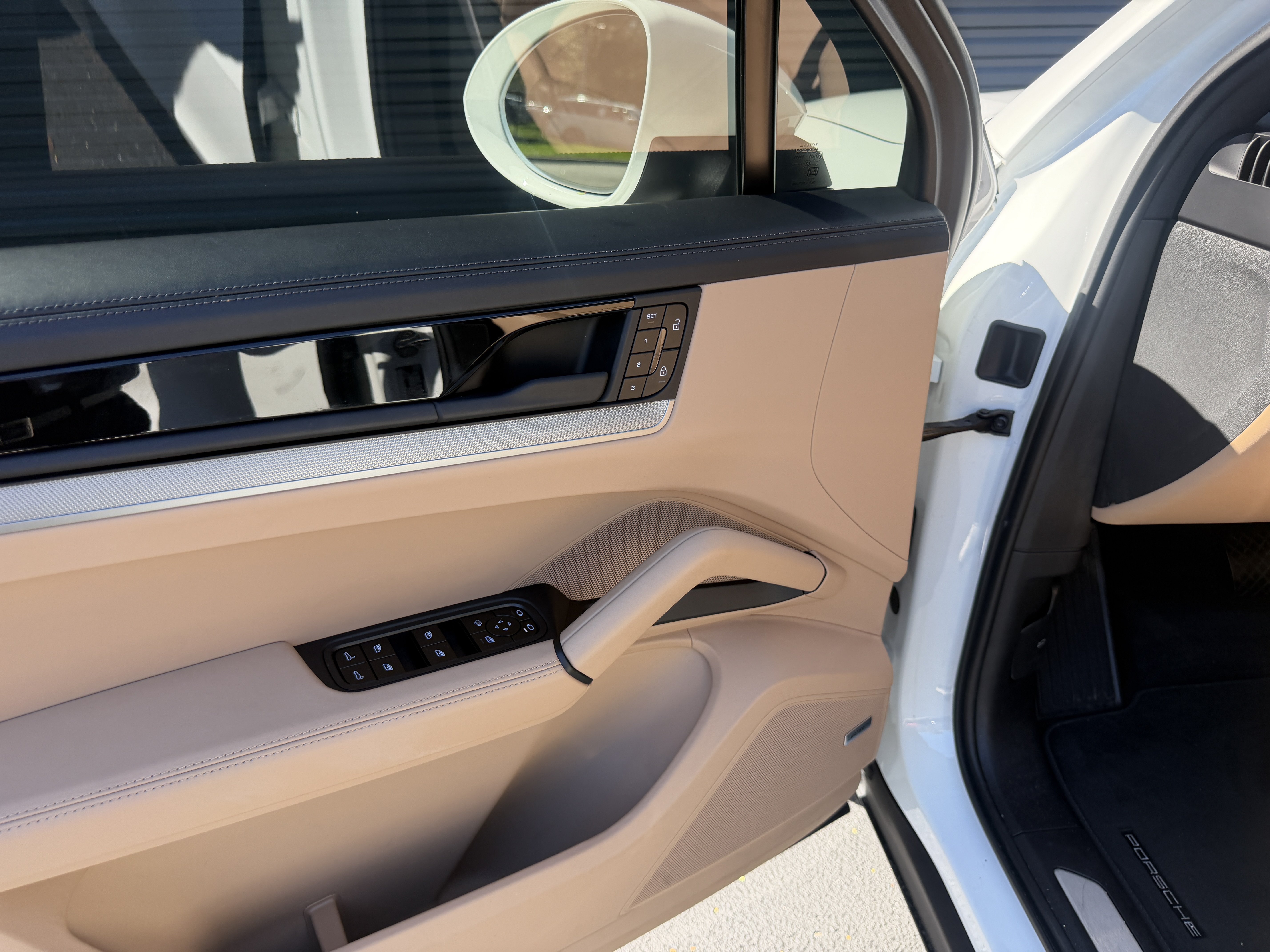Certified 2025 Porsche Cayenne AWD/4WD image 22