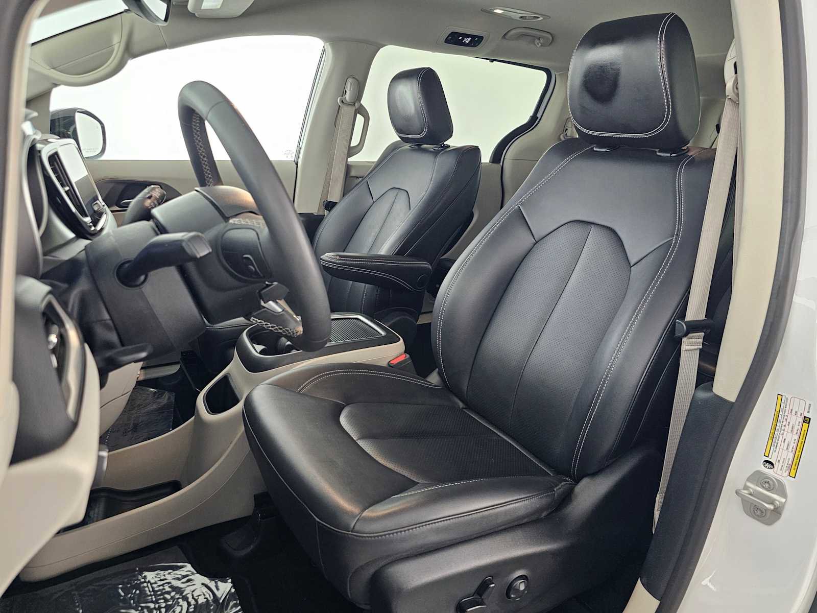 Used 2024 Chrysler Pacifica Touring-L image 21