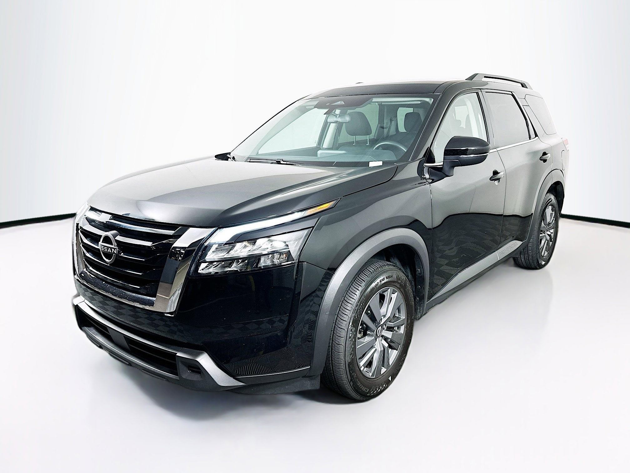 Used 2025 Nissan Pathfinder SV image 3