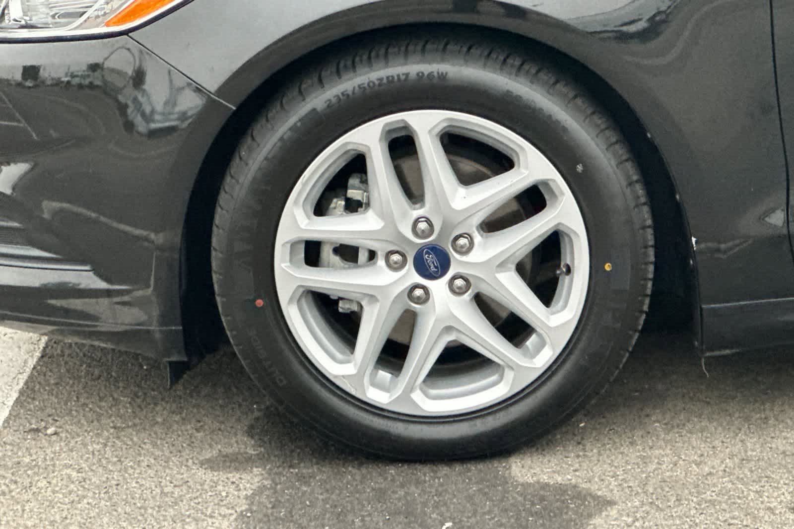 Used 2015 Ford Fusion SE image 25