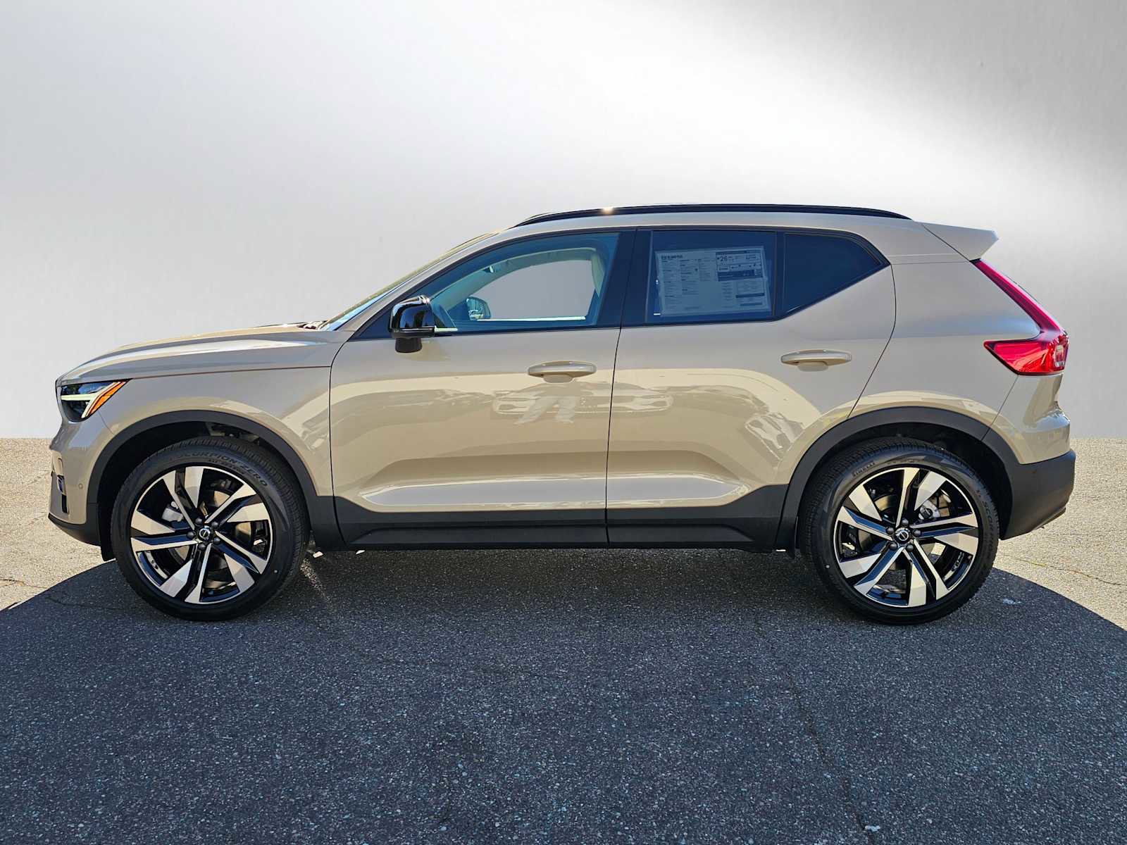New 2025 Volvo XC40 B5 Plus w/ Climate Package image 4