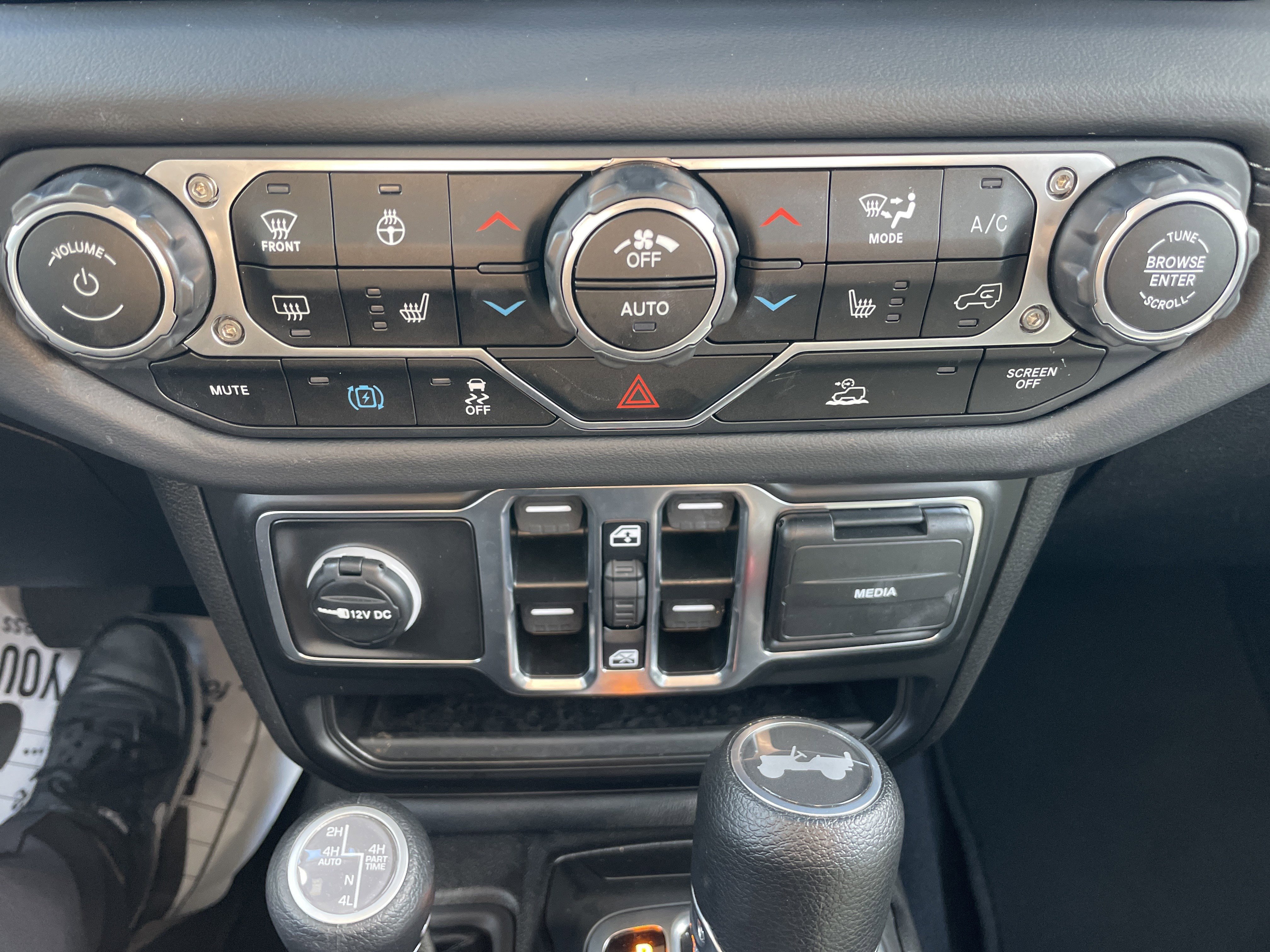 Used 2025 Jeep Wrangler Sahara image 43