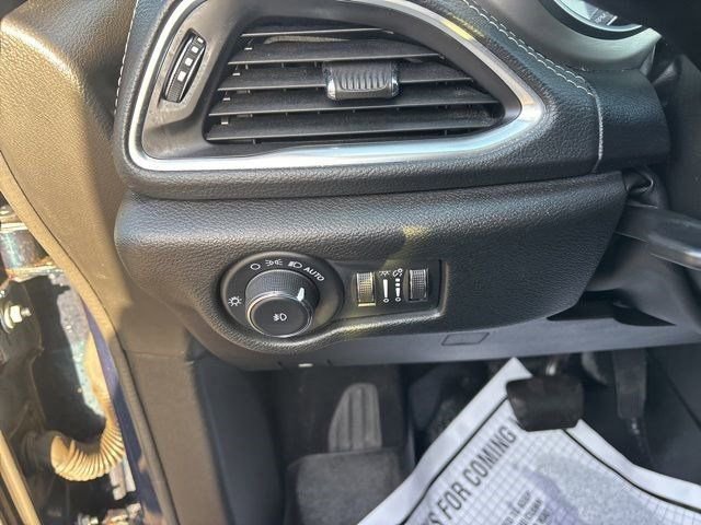 Used 2023 Chrysler Pacifica Limited w/ Uconnect Theater Family Group image 19