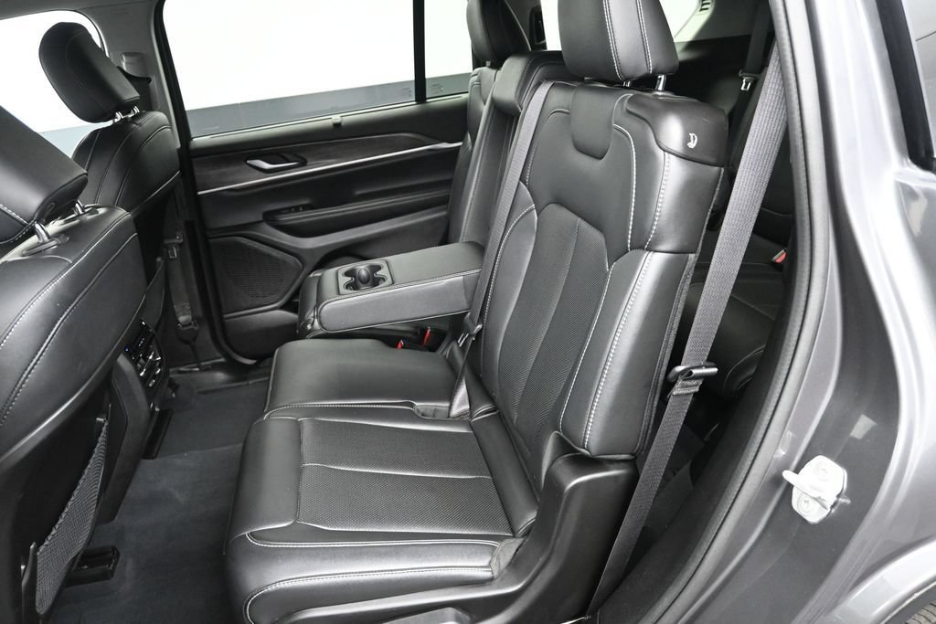 Used 2023 Jeep Grand Cherokee L Limited w/ Luxury Tech Group II AWD/4WD image 15