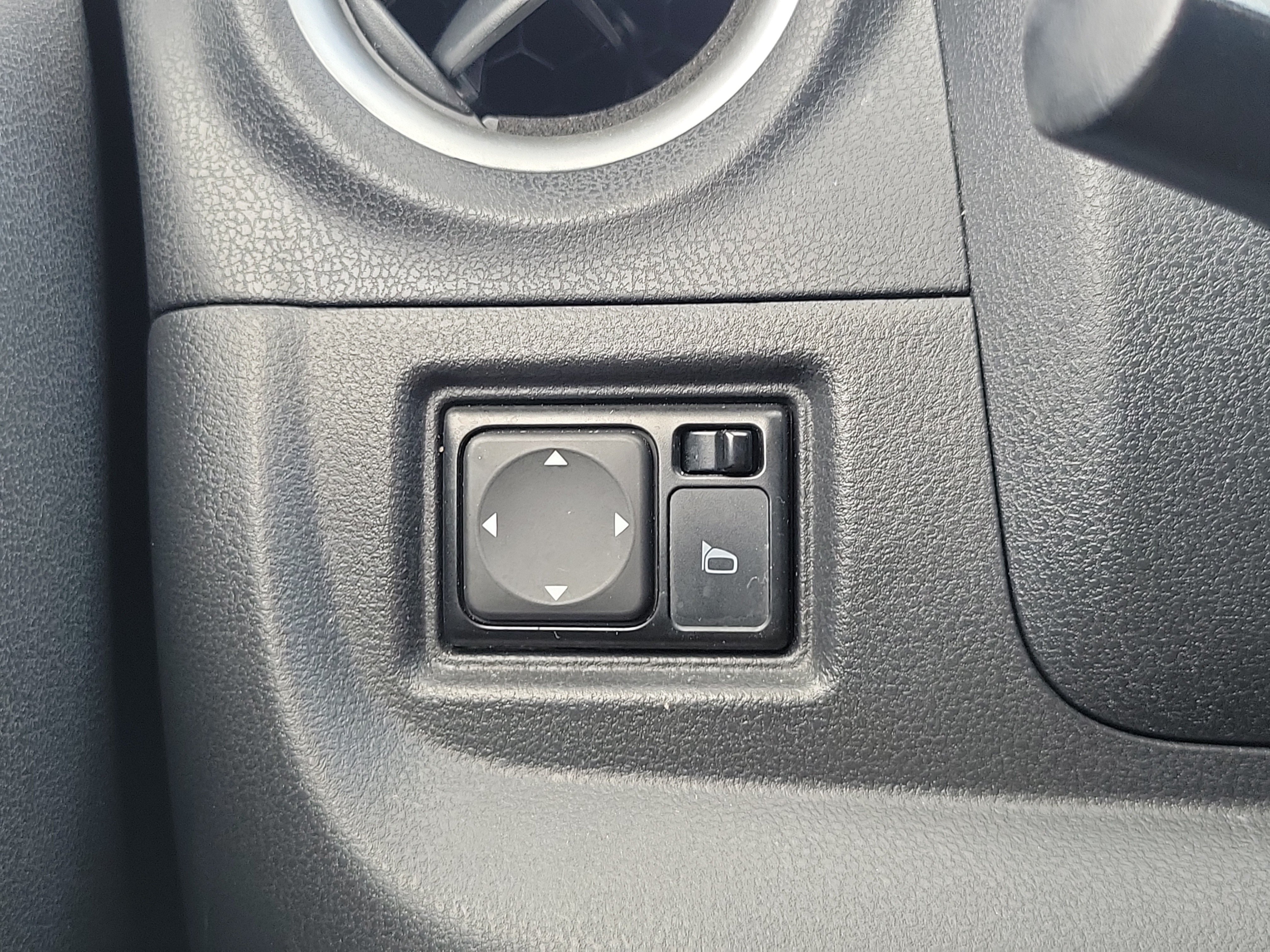 Used 2016 Nissan Versa Note SV FWD image 23