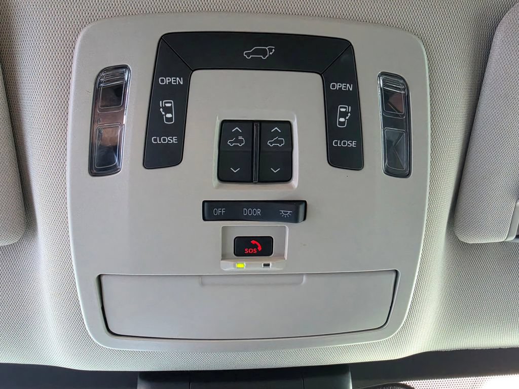 Used 2025 Toyota Sienna XLE FWD image 48