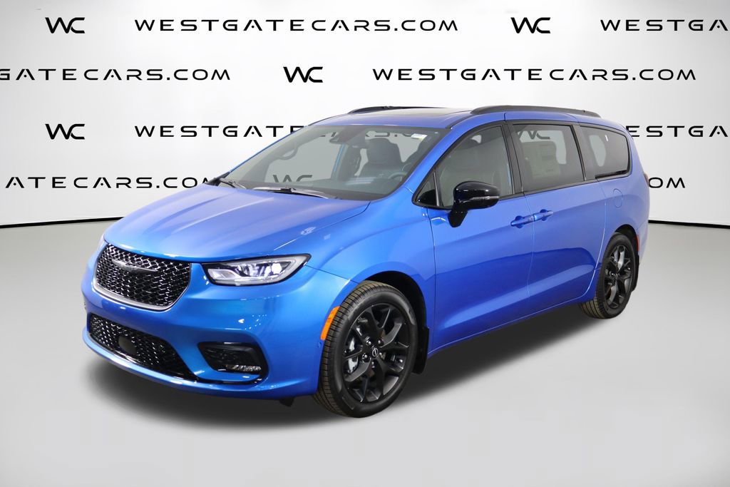 New 2026 Chrysler Pacifica Limited w/ Uconnect Theater Family Group