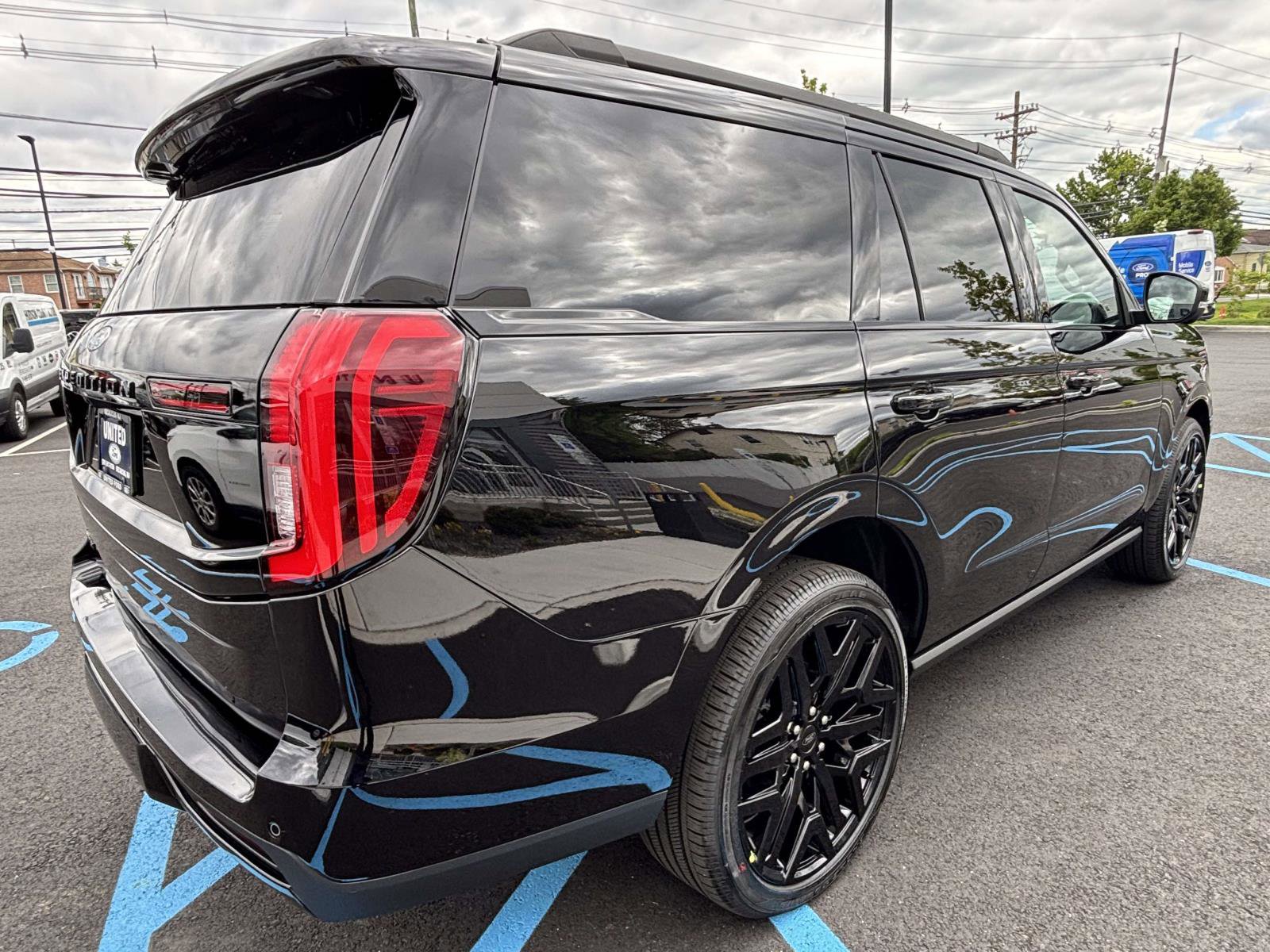 New 2026 Ford Expedition Platinum w/ Stealth Performance Package AWD/4WD image 10