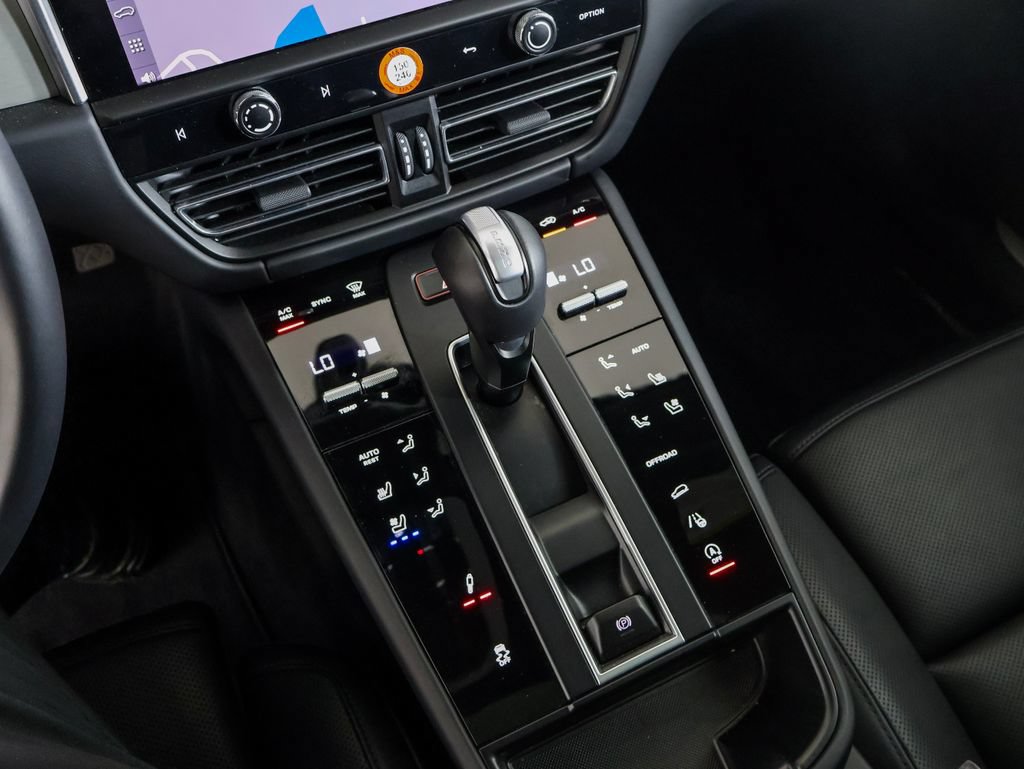 Certified 2026 Porsche Macan S AWD/4WD image 17