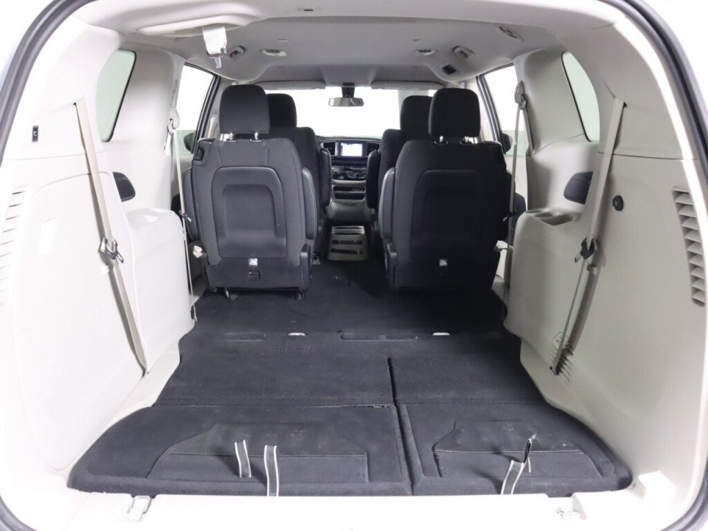 Used 2022 Chrysler Voyager LX image 33