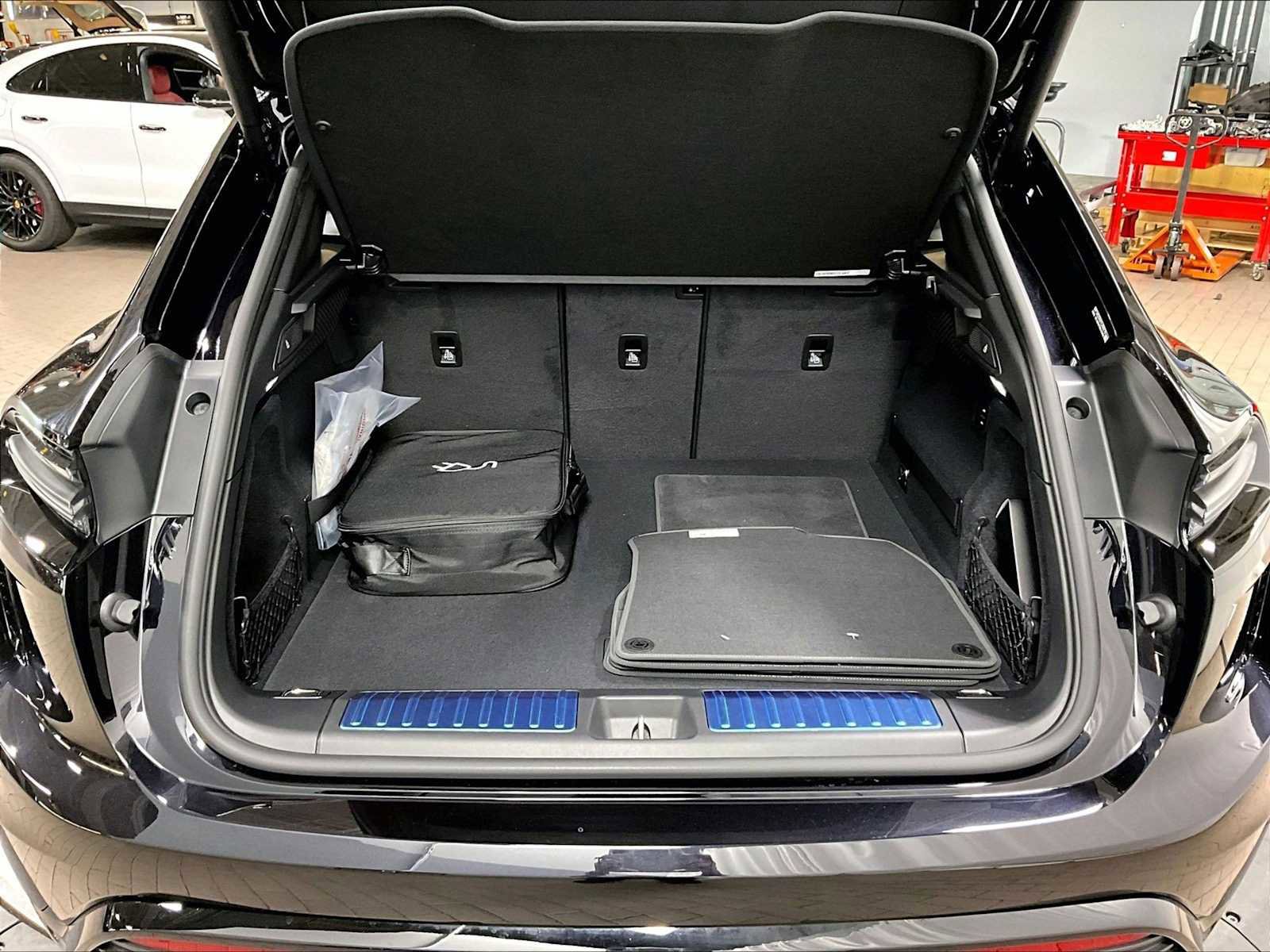 New 2026 Porsche Macan Turbo Electric image 37