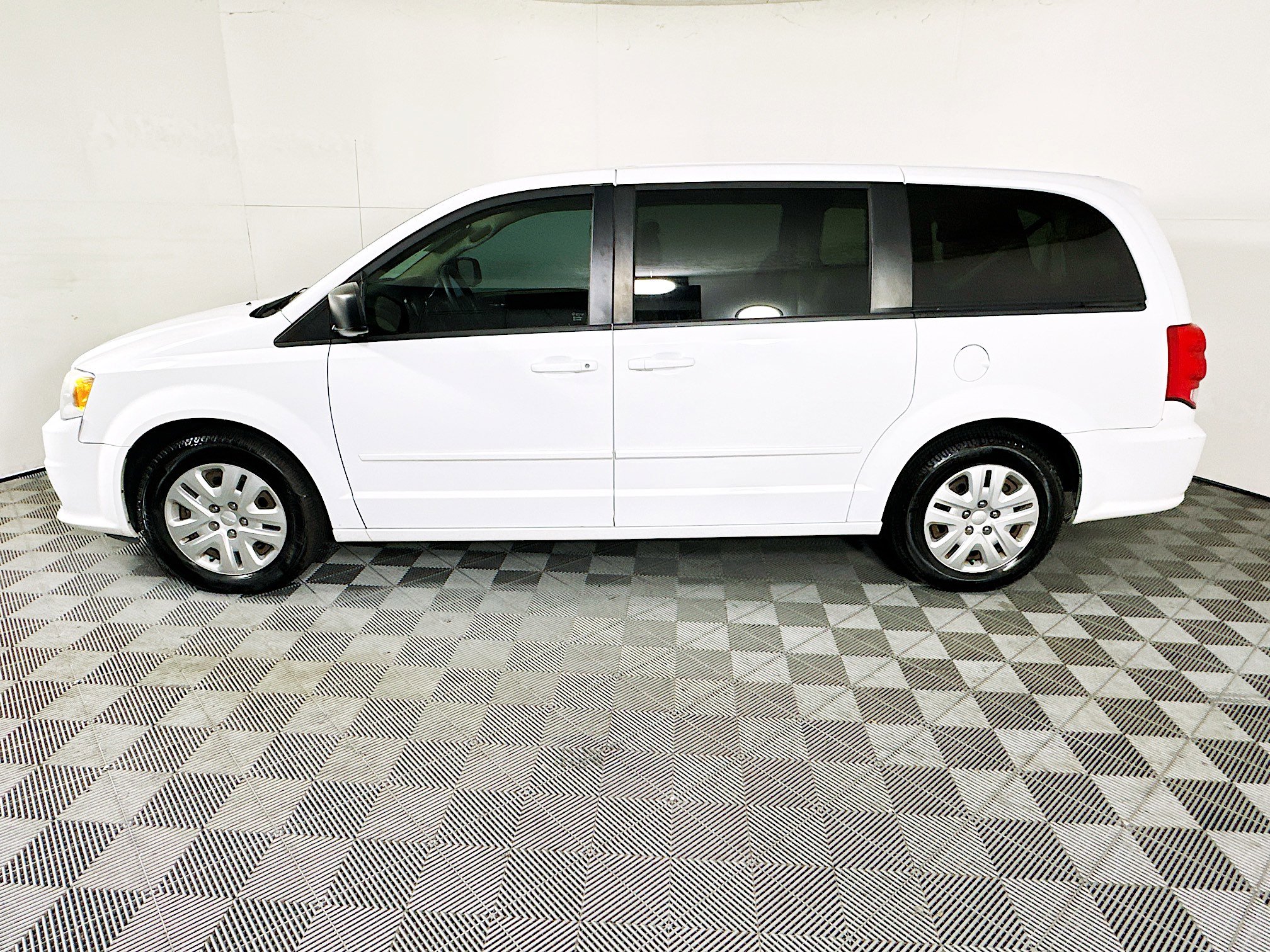 Used 2016 Dodge Grand Caravan SE w/ Quick Order Package 29E SE image 6