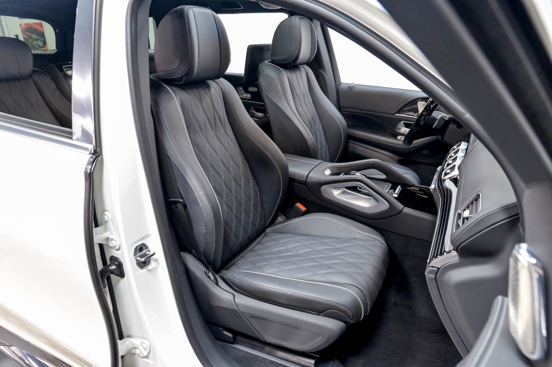 Used 2024 Mercedes-Benz Maybach GLS 600 4MATIC image 24
