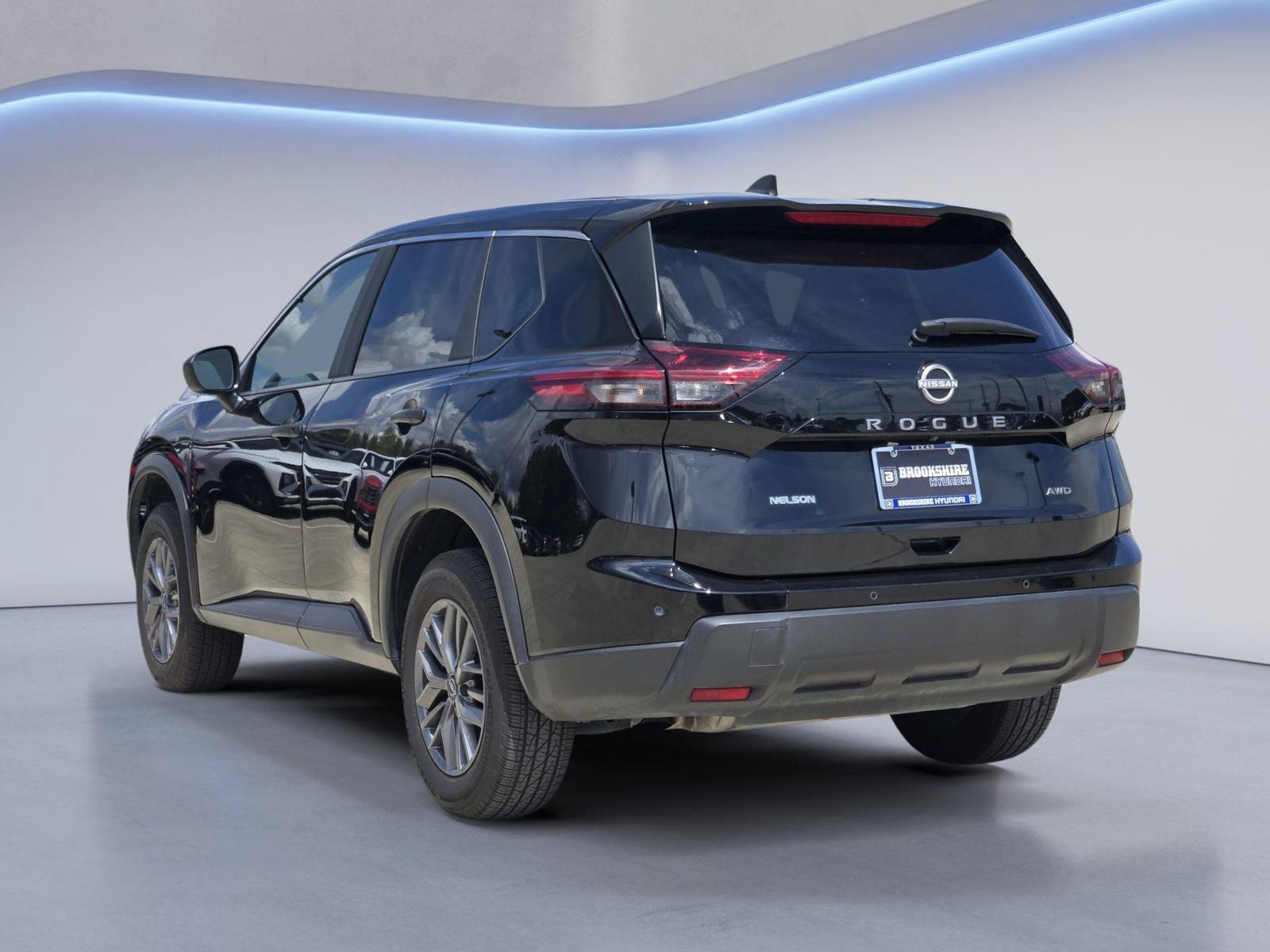 Used 2025 Nissan Rogue S AWD/4WD image 8
