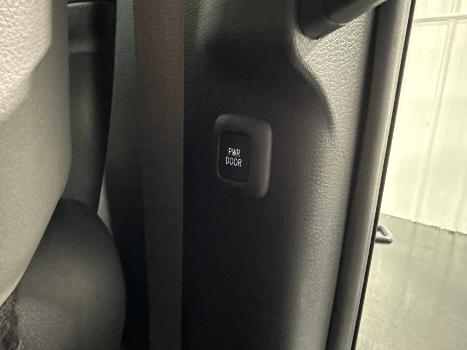 Used 2025 Toyota Sienna XLE FWD image 17