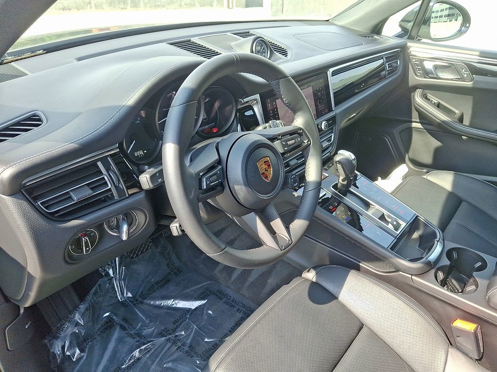 Certified 2025 Porsche Macan image 4