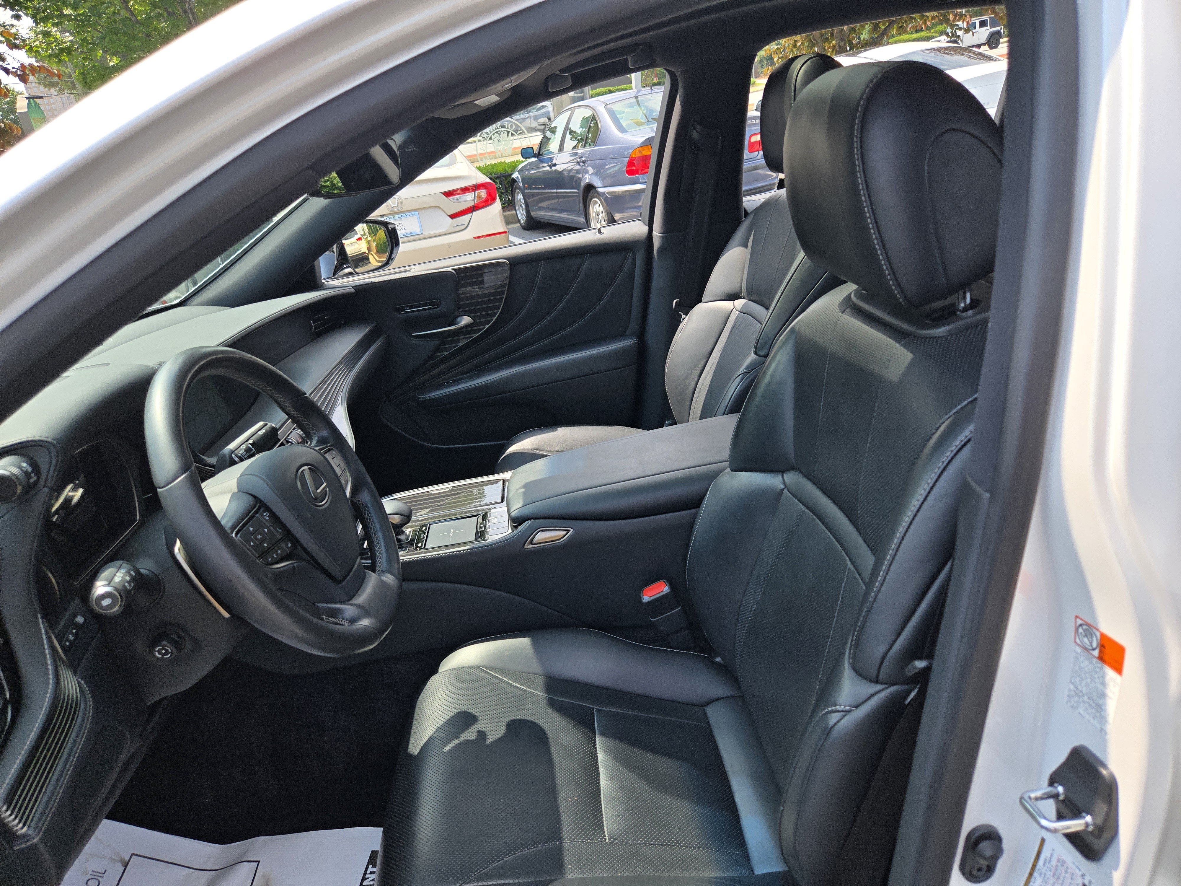 Used 2019 Lexus LS 500 w/ Accessory Package (Z1) RWD image 15