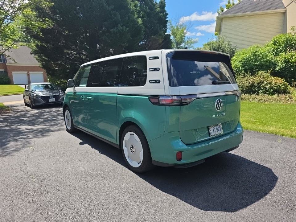 Used 2025 Volkswagen ID. Buzz 1st Edition RWD image 3