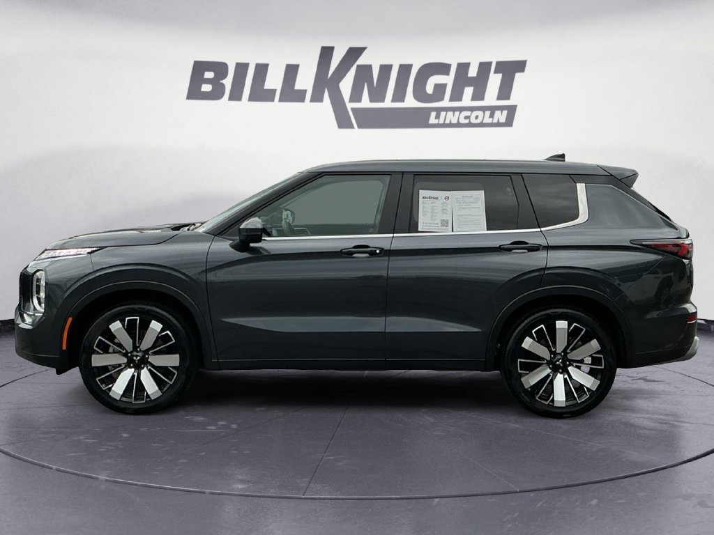 Used 2025 Mitsubishi Outlander SE FWD image 3