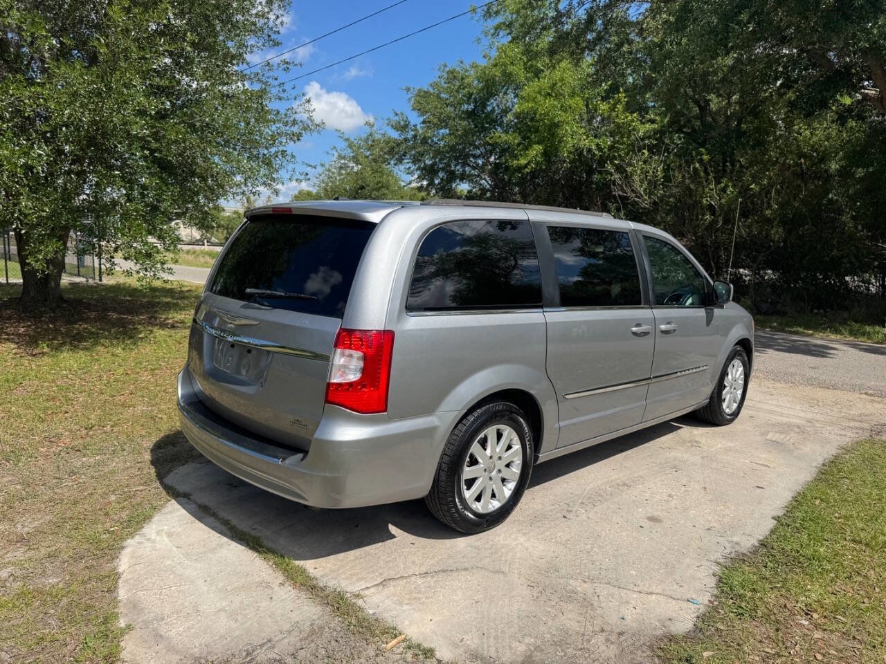 Used 2016 Chrysler Town & Country Touring FWD image 5