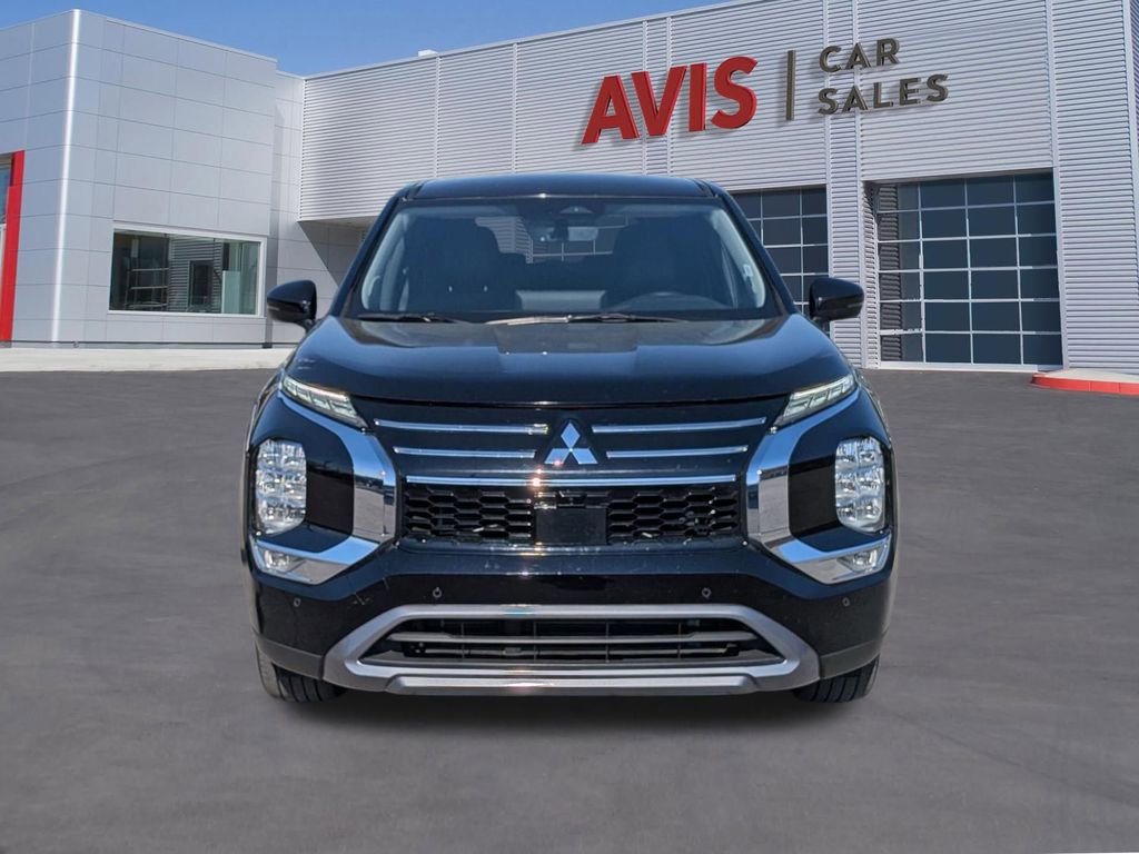 Used 2025 Mitsubishi Outlander SE image 2