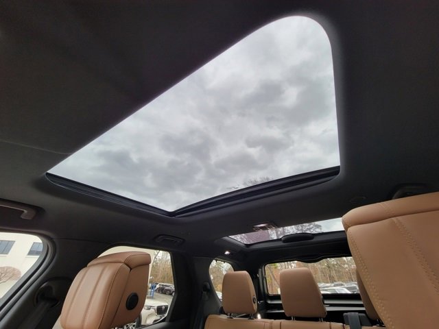 Used 2024 Land Rover Discovery Dynamic SE image 39