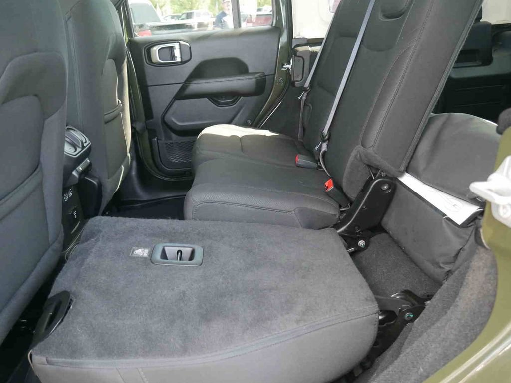 Used 2023 Jeep Wrangler Unlimited Sahara AWD/4WD image 17