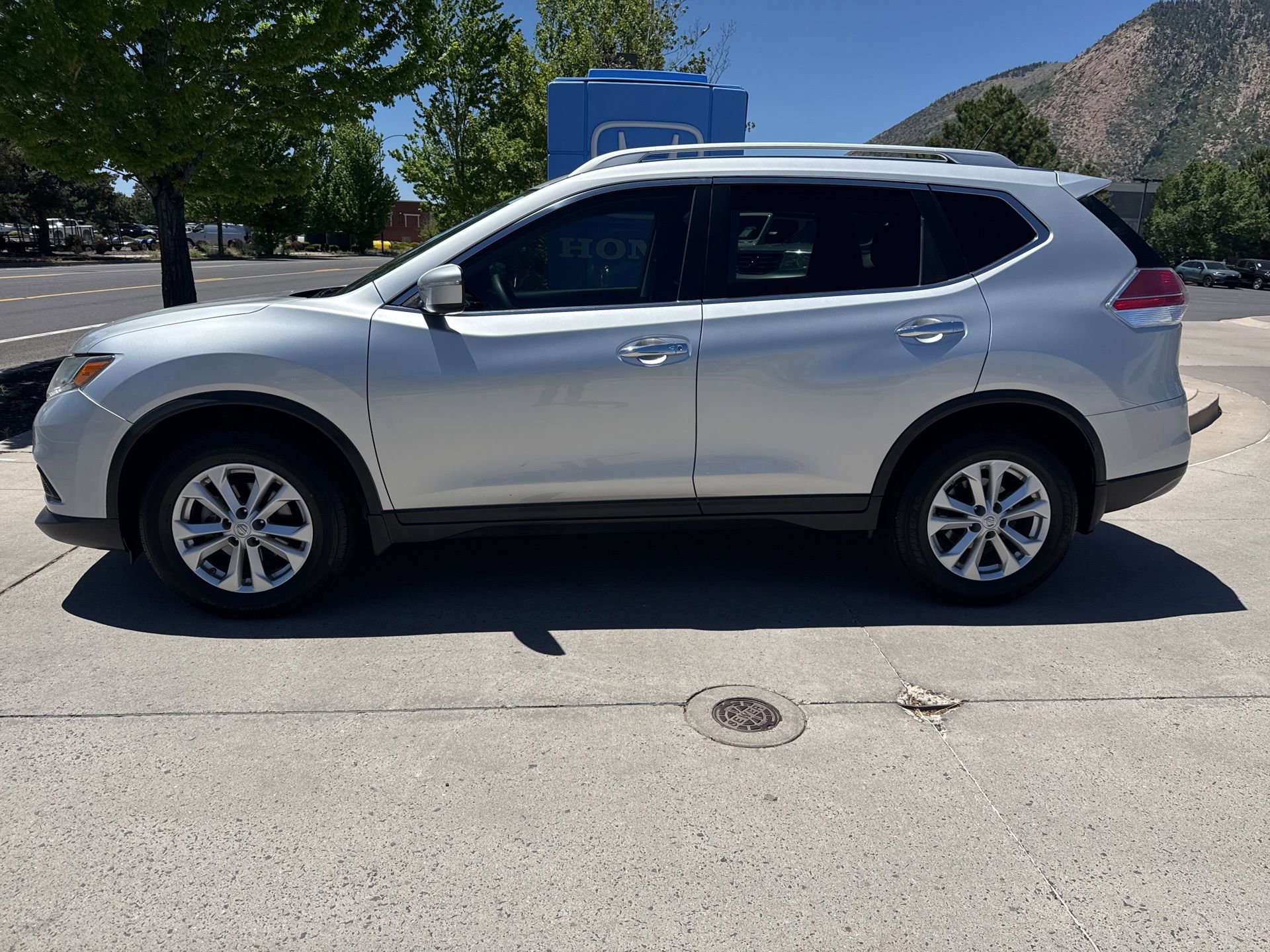 Used 2015 Nissan Rogue SV AWD/4WD image 9