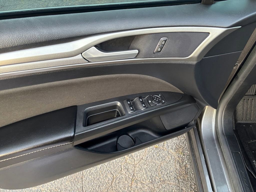Used 2020 Ford Fusion SE image 16