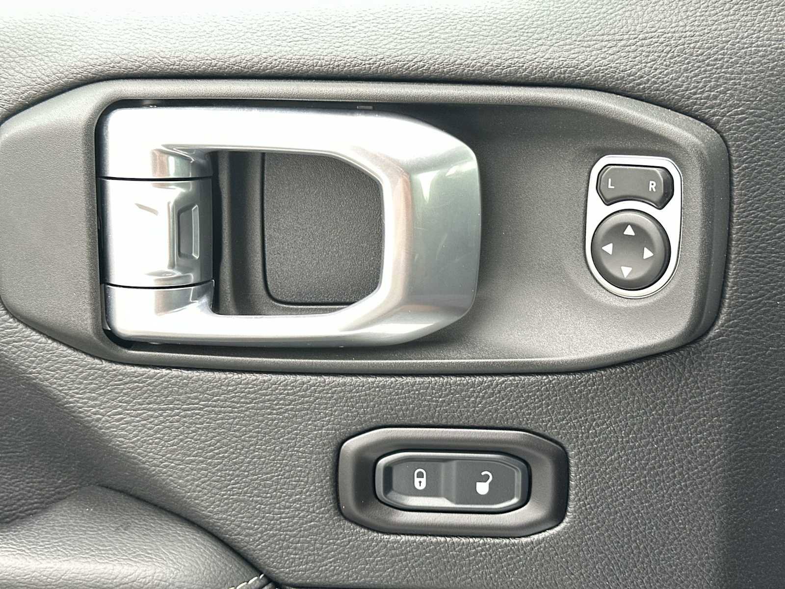 Used 2020 Jeep Gladiator Overland w/ Uconnect 4C Nav & Sound Group image 15