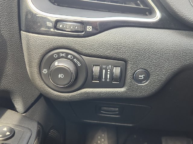 Used 2023 Jeep Cherokee Altitude Lux AWD/4WD image 21
