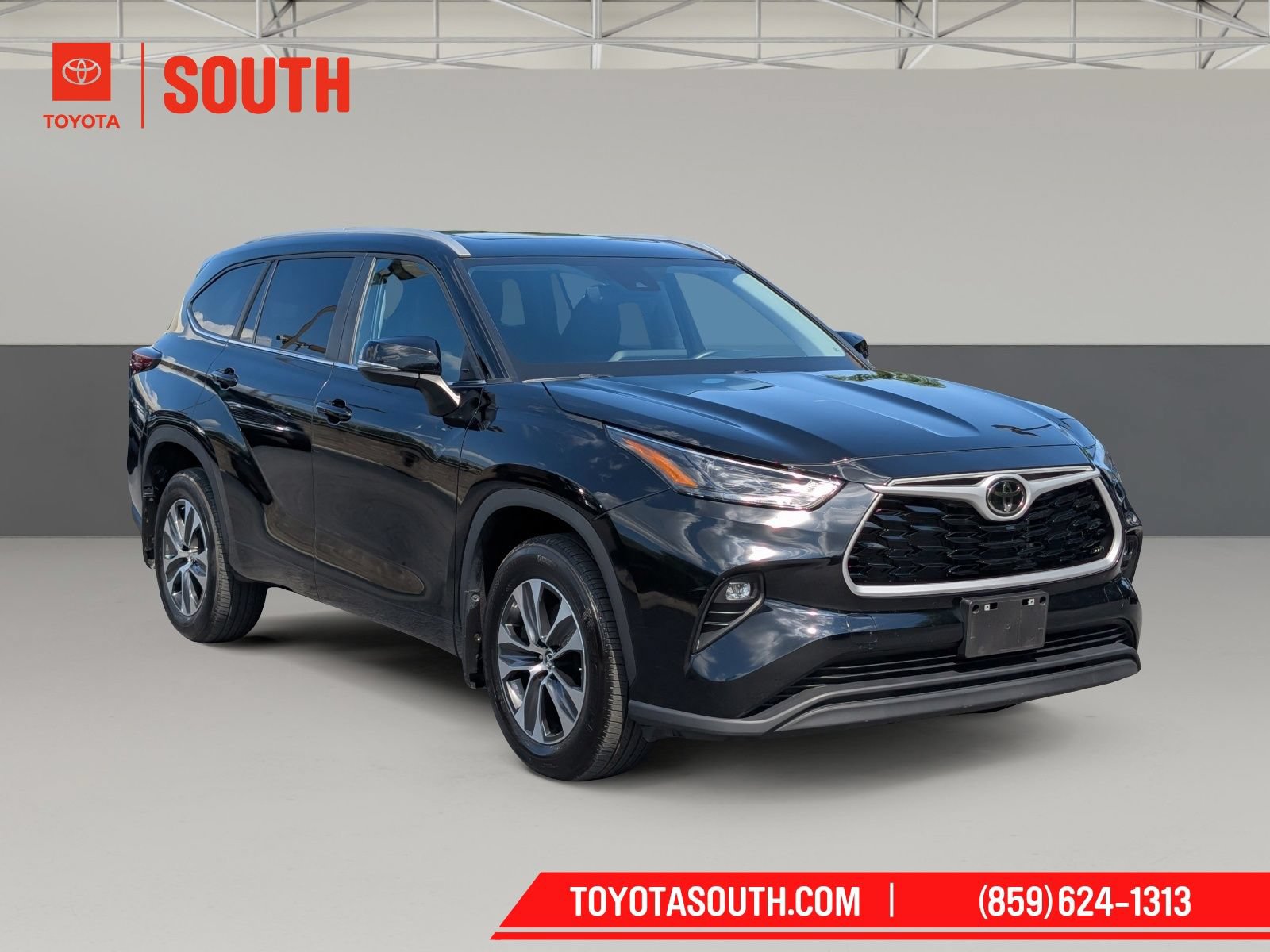 Used 2025 Toyota Highlander XLE AWD/4WD image 3