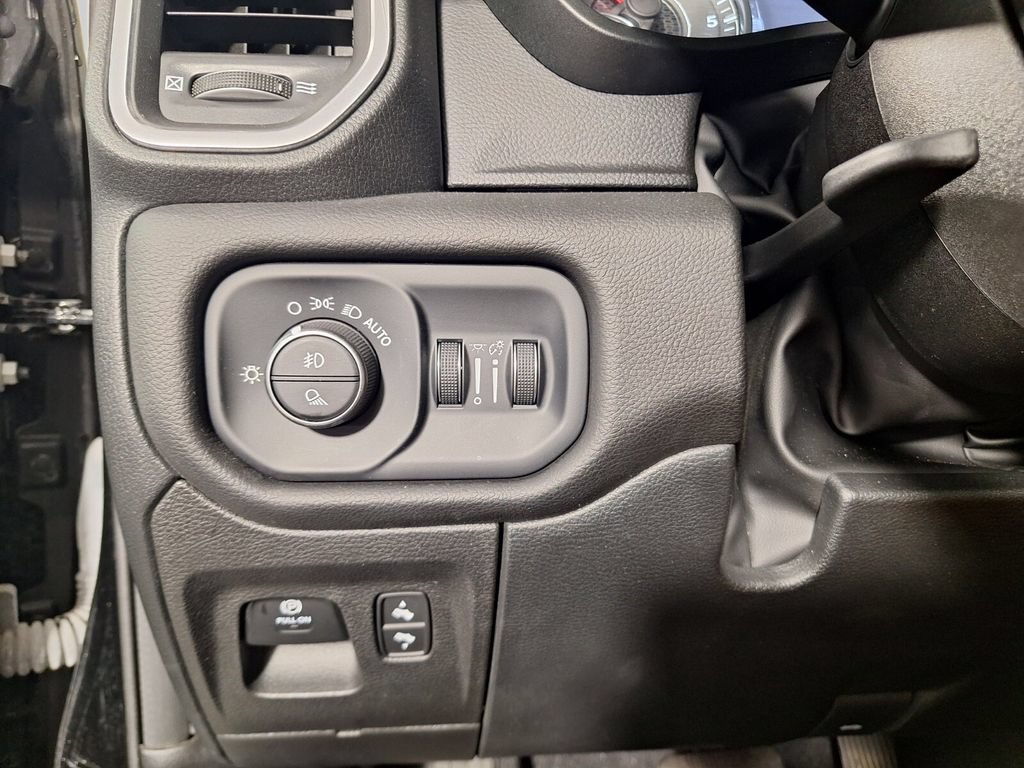 Used 2025 RAM 1500 Laramie AWD/4WD image 21